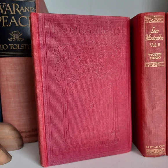 Victor Hugo Vintage Red Book Collection 6 books, Classic Reading And Home Decor - Picture 5 of 8